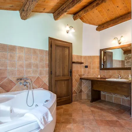 Rustic Giselle With Pool In Vizinada *