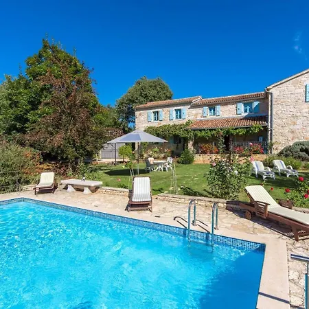 Rustic Giselle With Pool In Vizinada