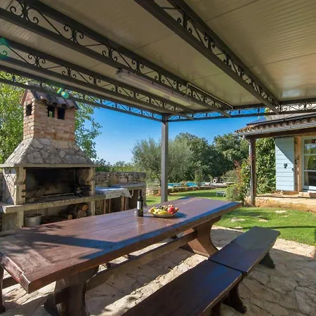 Rustic Giselle With Pool In Vizinada Willa