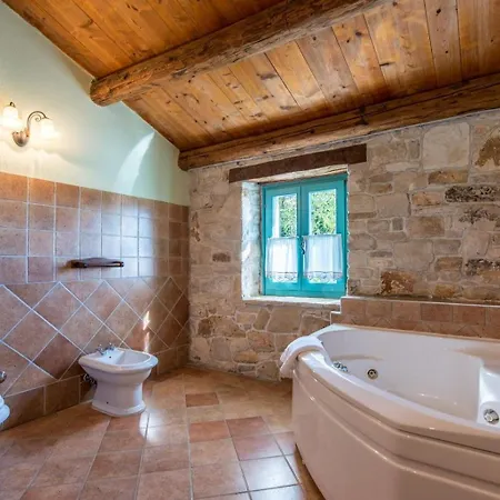 Rustic Giselle With Pool In Vizinada *