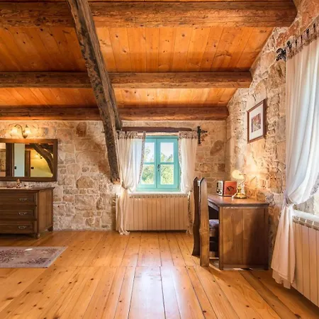 Rustic Giselle With Pool In Vizinada *