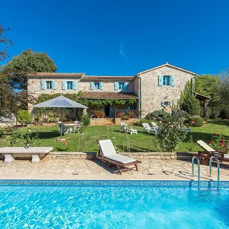 Rustic Giselle With Pool In Vizinada